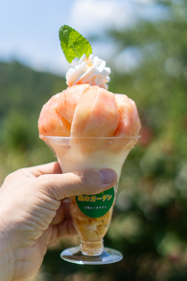 桃が1個半，ドーンと乗ってるんです！