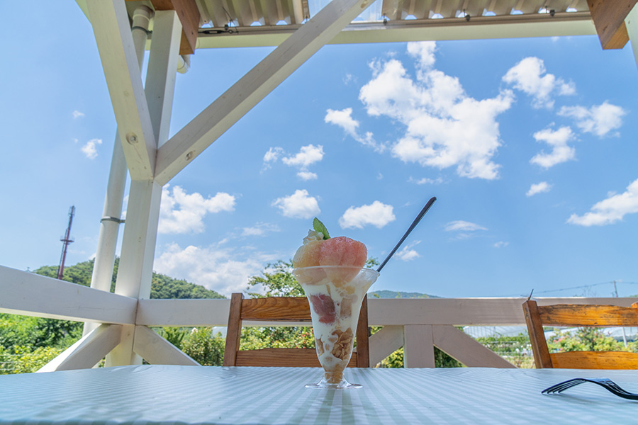 桃パフェと夏空と