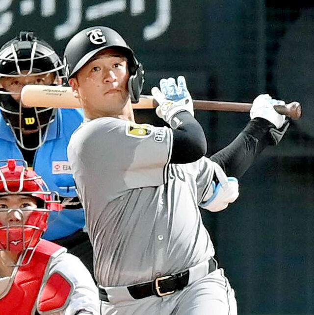 ５回２死三塁、左前に同点の適時打を放つ岸田