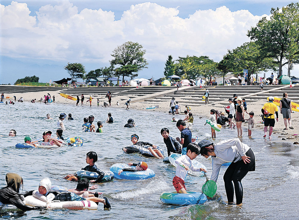 夏休み、海へ 富山県内10日連続猛暑日 氷見36.8度 富山空港36.3度（北國新聞社） - Yahoo!ニュース - Yahoo!ニュース