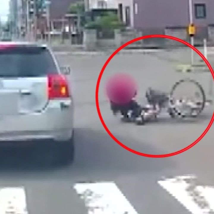 【事故の瞬間がドライブレコーダーに】自転車の女子高校生が車にはねられる…青信号で直進した男性運転手“声かける”も立ち去る＿『道路交通法違反の疑い』視野に事情聴く〈北海道札幌市東区〉 - Yahoo!ニュース