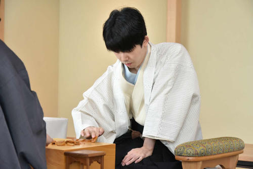 王位戦初の千歳対局で3連勝としてV6への上昇気流をつかみたい藤井聡太王位（日本将棋連盟提供）