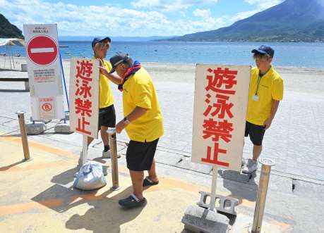 「高台へ急げ」「海から離れろ」――津波アラート、緊張走る 夏晴れの観光施設も閉鎖相次ぐ「県外客も多く心苦しい」 鹿児島県内 - 南日本新聞