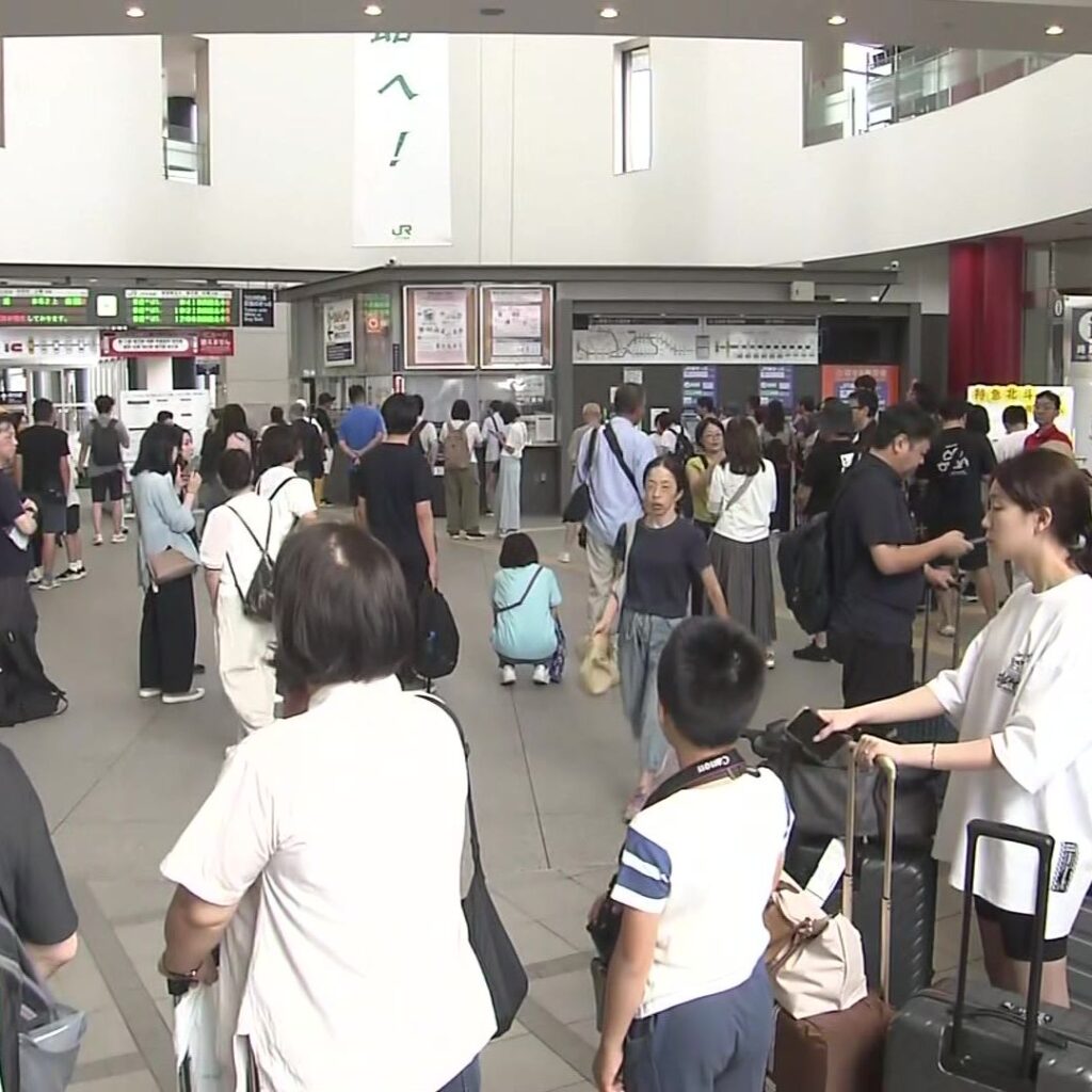【14年ぶり北海道への津波警報から一夜】一時3万5000人あまりが避難…運休続くJRに切符求めて行列＆フェリーは入港待ちも＿「正直本当に戻れるか心配で怖かった」約32時間で『注意報も解除』（北海道ニュースUHB） - Yahoo - Yahoo!ニュース