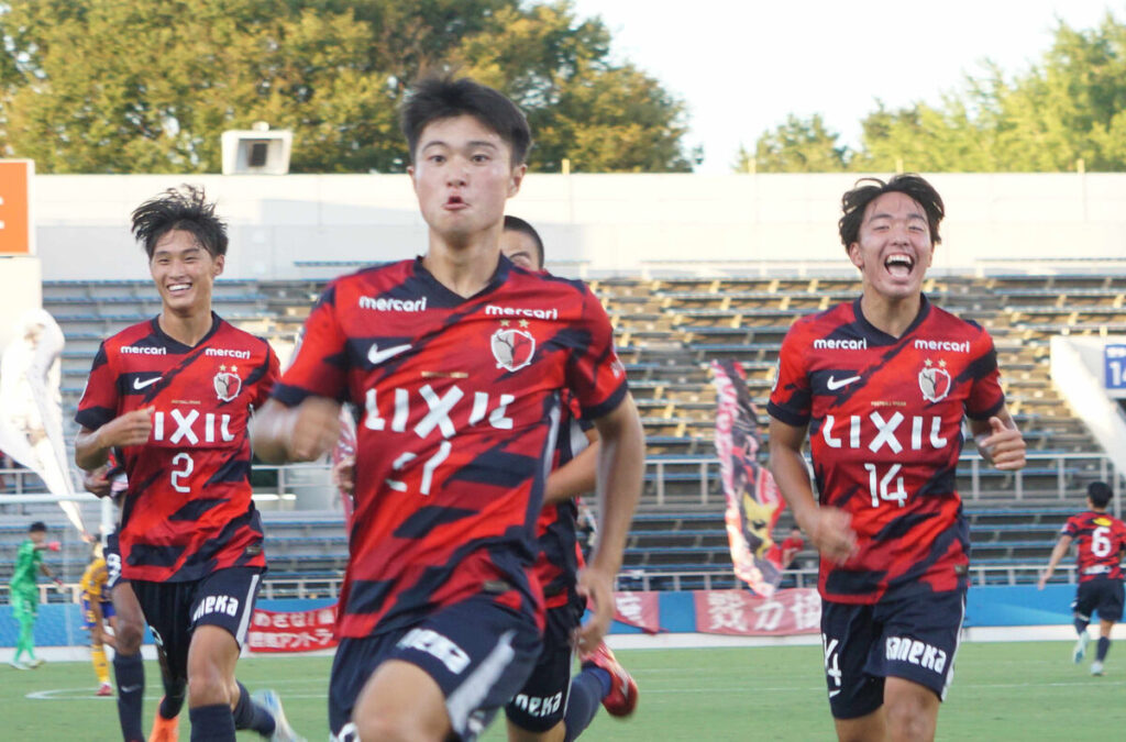 先制点を決め、駆け出す鹿島ユースのMF福岡勇和（手前）ら
