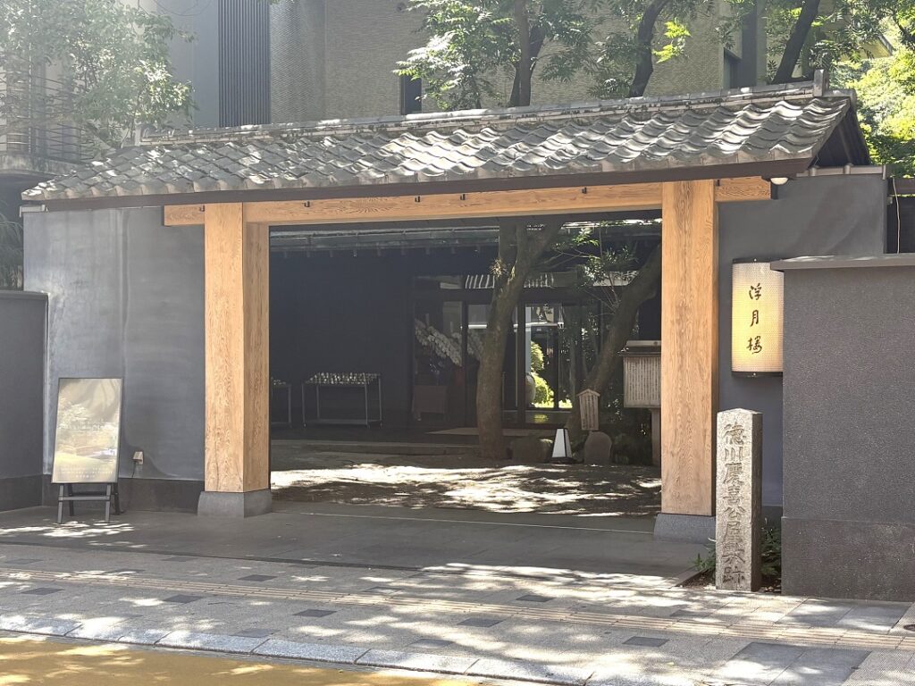【庭園アーカイヴ・プロジェクトの「終らない庭のアーカイヴ Incomplete Niwa Archives 004:Fugetsu Four Seasons Version」】4つのモニターに映し出される「浮月楼」庭園の春夏秋冬。点群データと映像の見事な共演