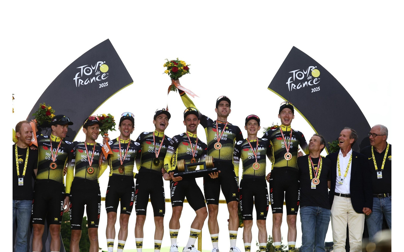 チーム総合優勝を果たしたTeam Visma|Lease a Bike