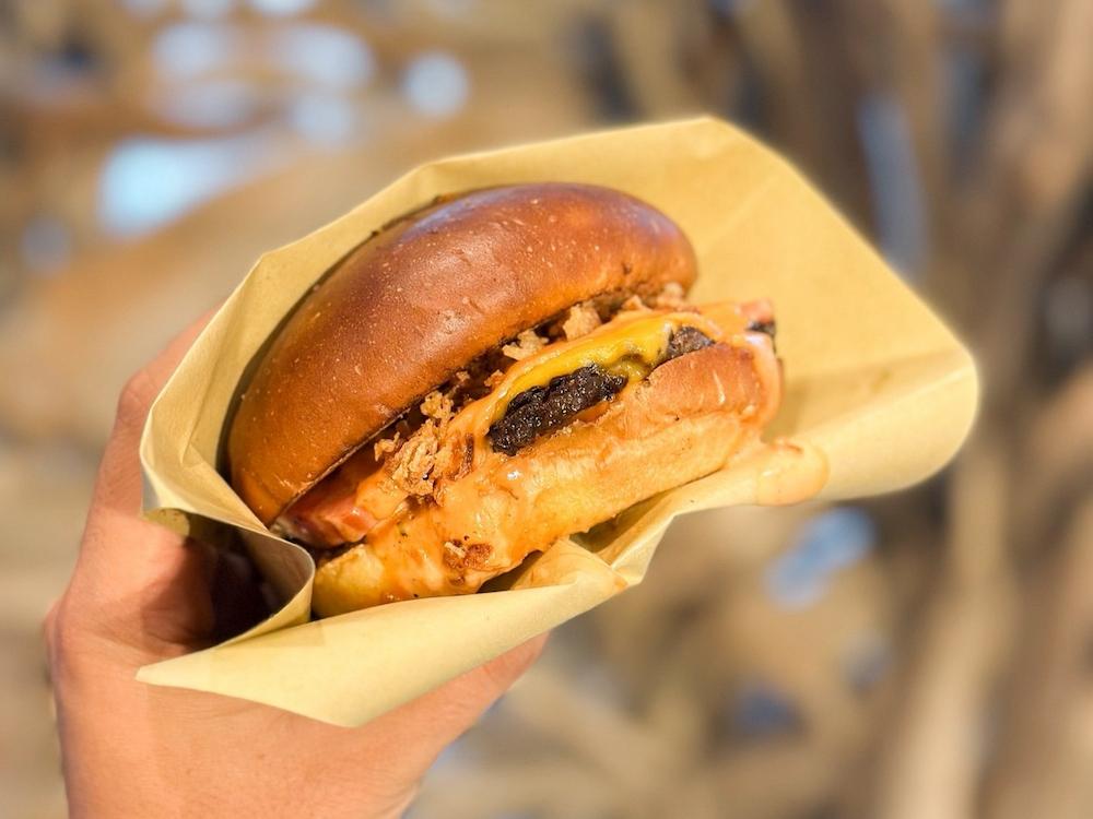 〈広陵町〉国産和牛のパティが自慢のスマッシュバーガー『THE BURGER is YOURS』