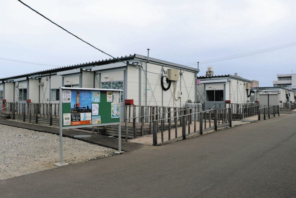恒久的な住まいの整備を待ち、多くの人が暮らす仮設住宅＝１７日、石川県珠洲市宝立町で
