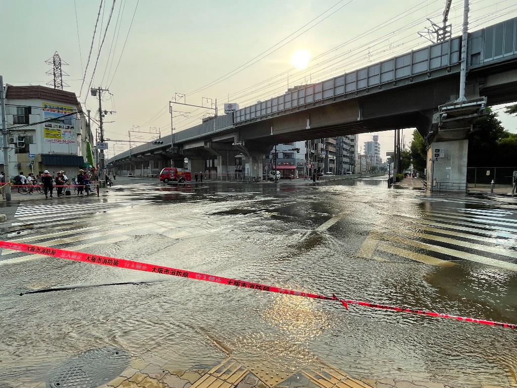 大阪・東淀川区の道路が水浸し 水道管破裂か 周辺を通行止め 大阪・東淀川区の道路が水浸し 水道管破裂か 周辺を通行止め