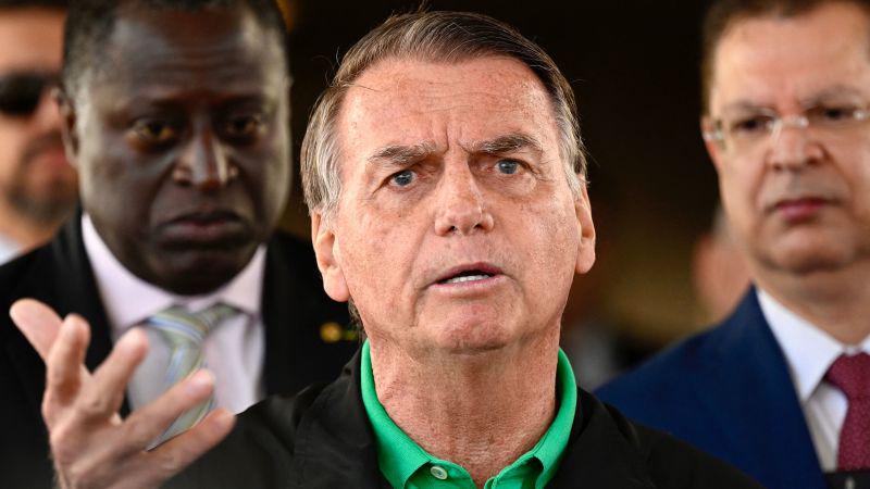 ブラジルの警察は、ボルソナロ前大統領の家と本社を襲撃し、電子足首タグを着用するように命じました