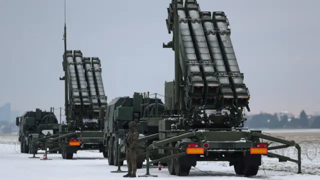 ポーランドの軍事演習でパトリオット2基が並び、その前で兵士が警戒に当たっている