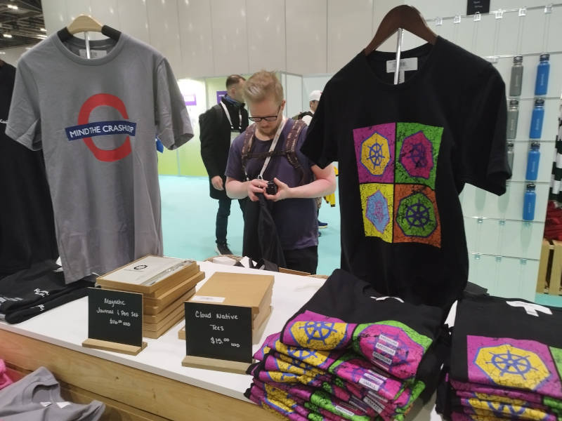 これもロンドンの地下鉄っぽさが出ているTシャツのデザイン