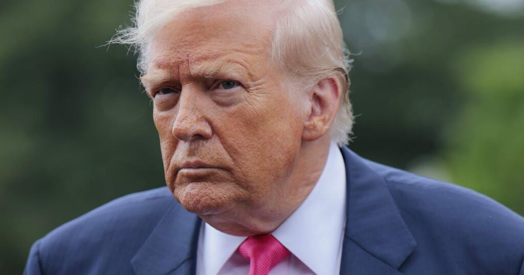 トランプのエプスタイン大失敗は、デム上院議員が新しい爆弾を落とすにつれて暗いターンを取る