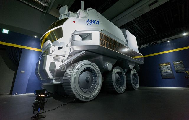 宇宙服を着ずに車内で約1ヶ月間生活することができる有人与圧ローバー。近い将来、月面探査で活躍する予定（実物大模型）
