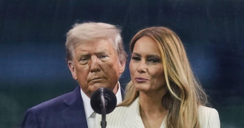 メラニア・トランプは、米国大統領がウラジミール・プーチンについてより厳しい姿勢をとるように彼を否定したのは彼の妻であると明らかにした後、「覆面捜査官」と呼ばれた。