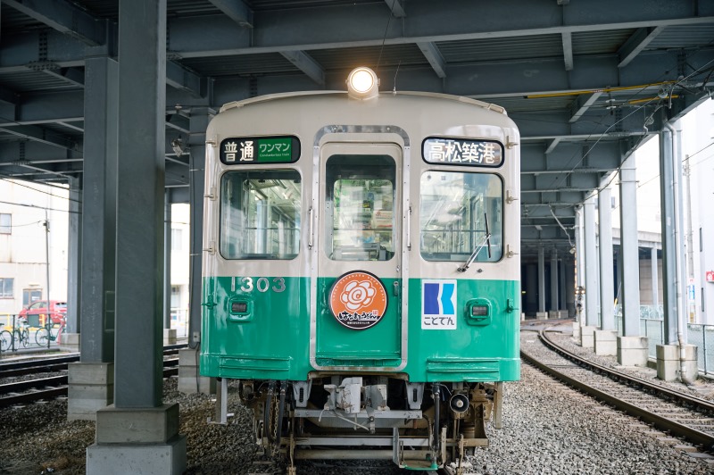 香川県の創業店の最寄り駅が「はなまるうどん駅」に！ 出会える確率11.1%のヘッドマーク付き車両も運行（高松市・ことでん） | 鉄道ニュース | 鉄道チャンネル