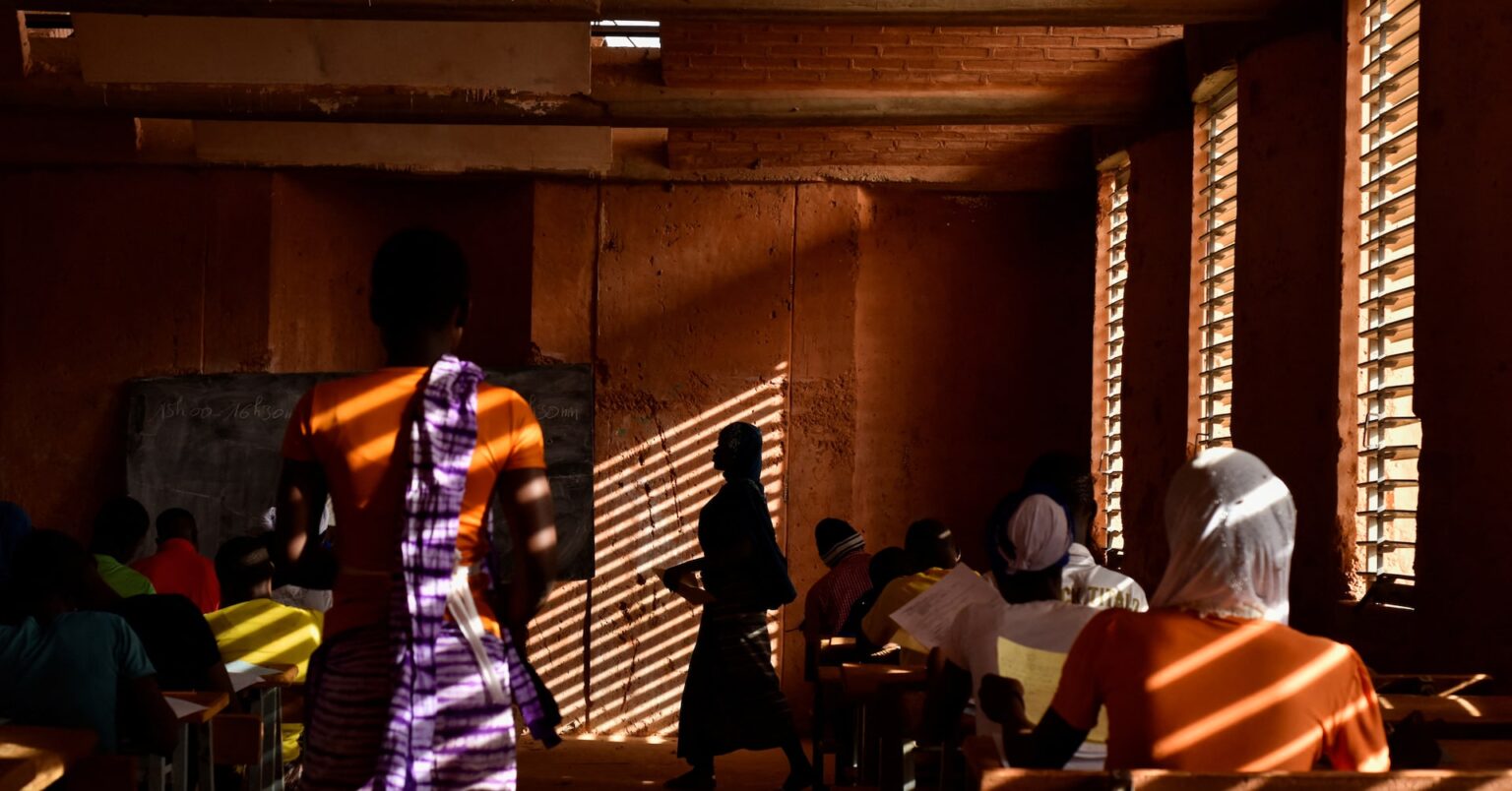 アングル：伝統素材でエアコンなしでも涼しく、温暖化時代の新学校建築 | ロイター