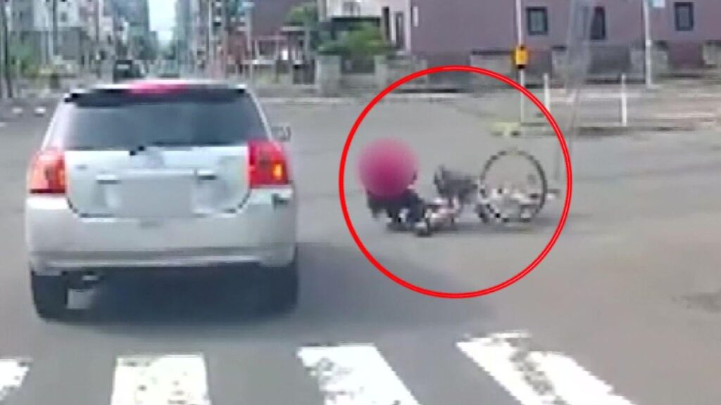 自転車の女子高校生が車にはねられる…青信号で直進した男性運転手“声かける”も立ち去る＿『道路交通法違反の疑い』視野に事情聴く〈北海道札幌市東区〉
