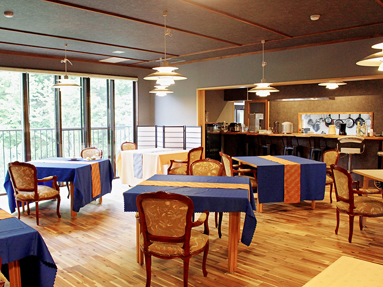 北欧の照明メーカー「ルイスポールセン」のペンダントライトを使った落ち着いた店内