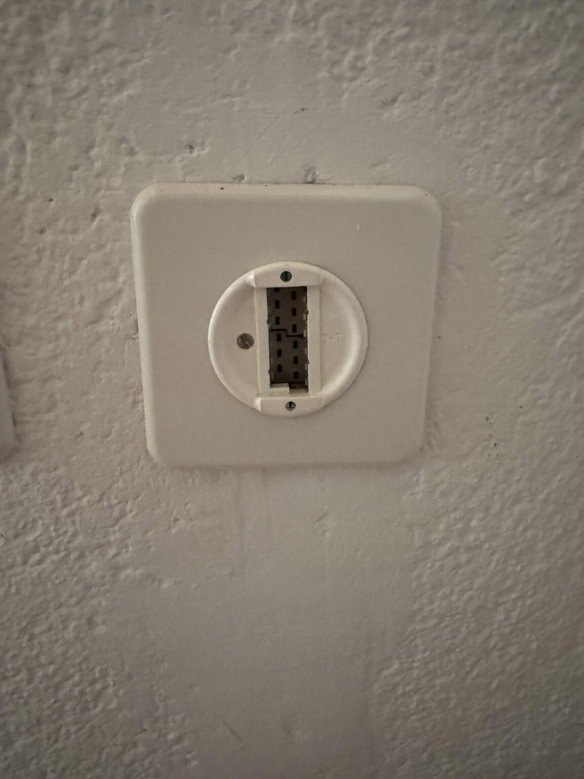 この壁のソケットは何ですか？