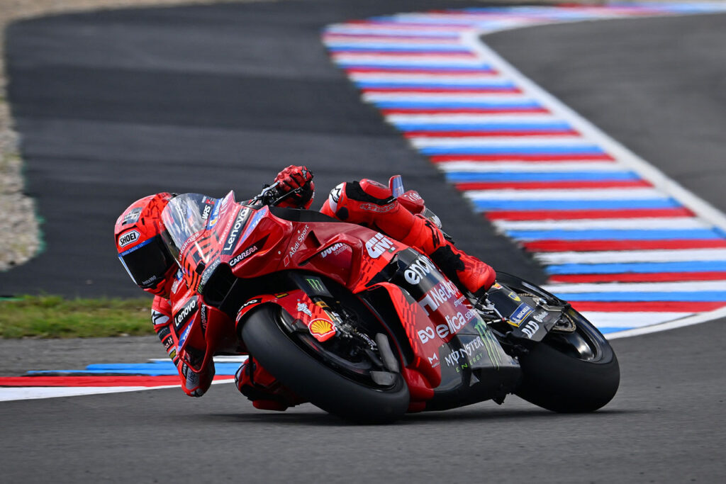 策士M.マルケスがスプリント優勝。アコスタとバスティアニーニのKTM勢が表彰台を獲得/第12戦チェコGP – autosport web マルク・マルケス(ドゥカティ・レノボ・チーム)/2025MotoGP第12戦チェコGP