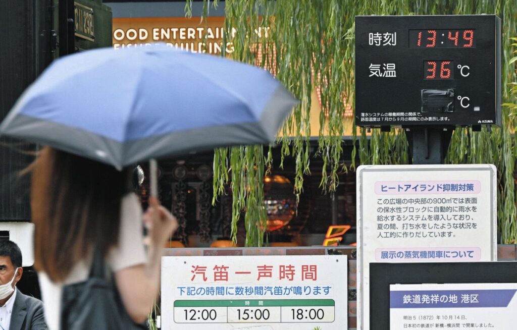 東京都心は今年初の猛暑日となり、36度を表示した温度計＝東京都港区で（須藤英治撮影）