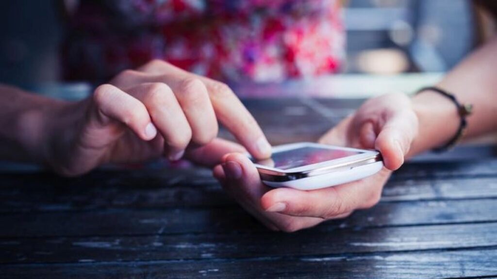 オランダ、スマートフォンのない学生。研究：より活発で集中