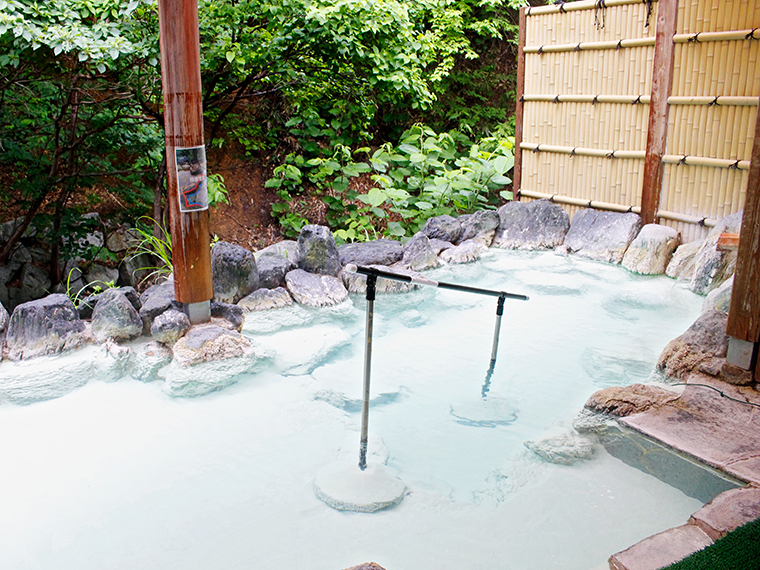 川のせせらぎを聞きながら浸かれる露天風呂