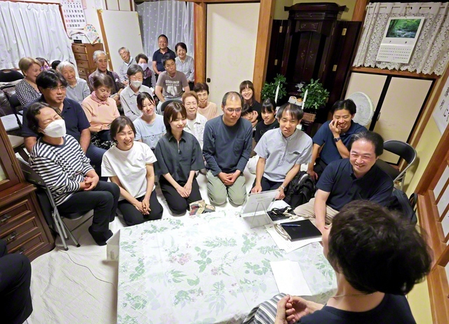 那須女性部長が駆け付けた優翔地区の集い。皆で立正安国の語らいを約し合った（越谷市内で）