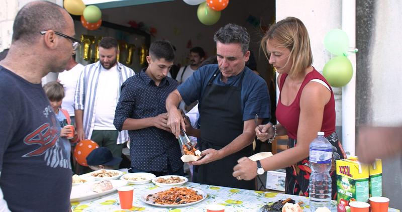 イタリアのムッソメーリの町で「ザ・グッド・キッチン（The Good Kitchen）」の2周年を記念し、パスタをふるまうダニー・マッカビン（Danny McCubbin）。
