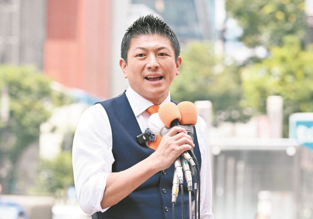 公示第一声で「高齢女性は子どもを産めない」と､少子化問題への持論を語った参政党の神谷宗幣代表＝3日、東京・銀座で