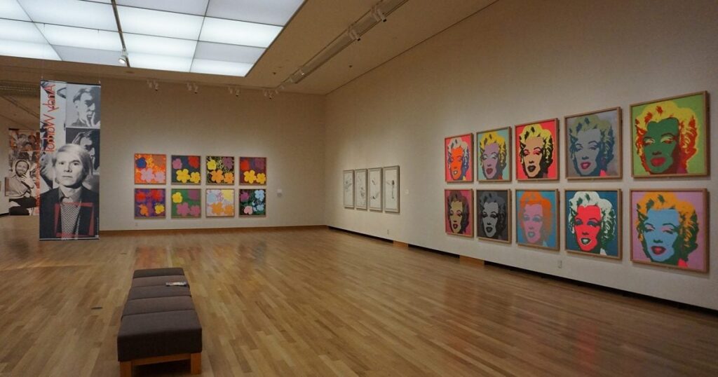 【開幕】特別展「ポップ・アート 時代を変えた4 ⼈」　山梨県立美術館で8月24日まで　日本初公開、スターたちの名作揃う – 美術展ナビ