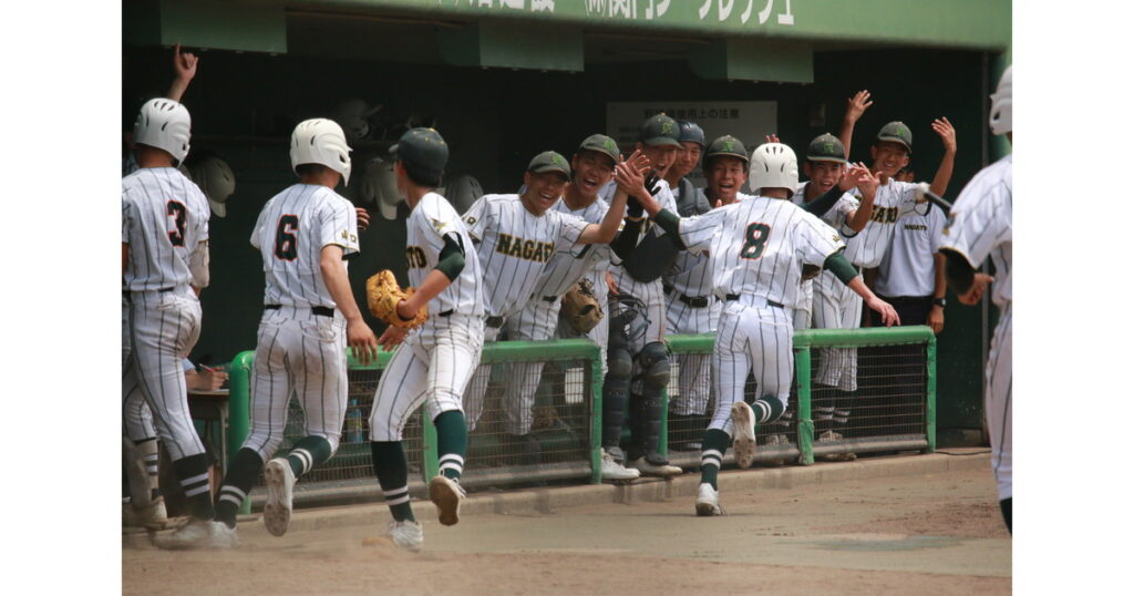 初回、生還者を笑顔で迎える長門のベンチ