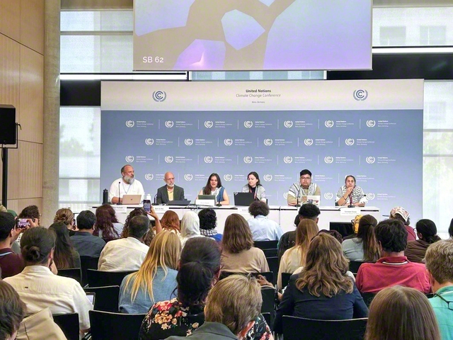 誰も置き去りにしない社会の在り方について意見表明を行った会見でSGI国連事務所のフロール・ゲッティ氏（左から3人目）がYOUNGOの一員として発言（同）