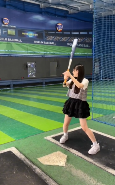 バントからの豪快フルスイング！激カワ二刀流アイドル、ミニスカスタイルのバッセンムービーに「うまっ！」 | 話題の投稿 | スポーツブル (スポブル)