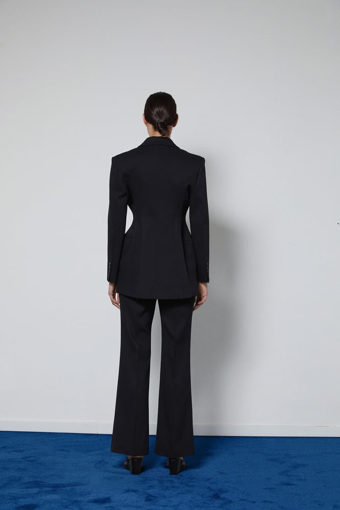 スーツとカジュアルスタイルのミックス