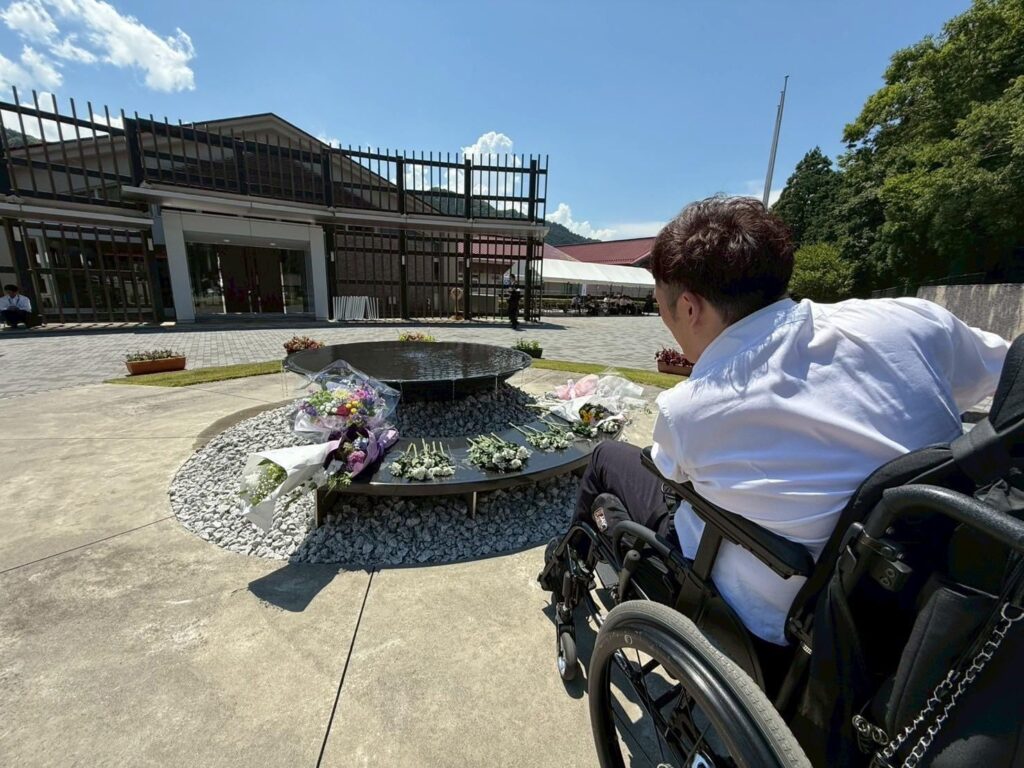 天畠大輔（れいわ新選組）「2016年7月26日、相模原市にある県立の知的障がい者施設「津久井やまゆり園」で入所者19人が殺害された事件から、今日で9年になります。昨年に続き、現地で手を合わせてきました。この事件で亡くなった方々のご冥福を心からお祈りいたします」
