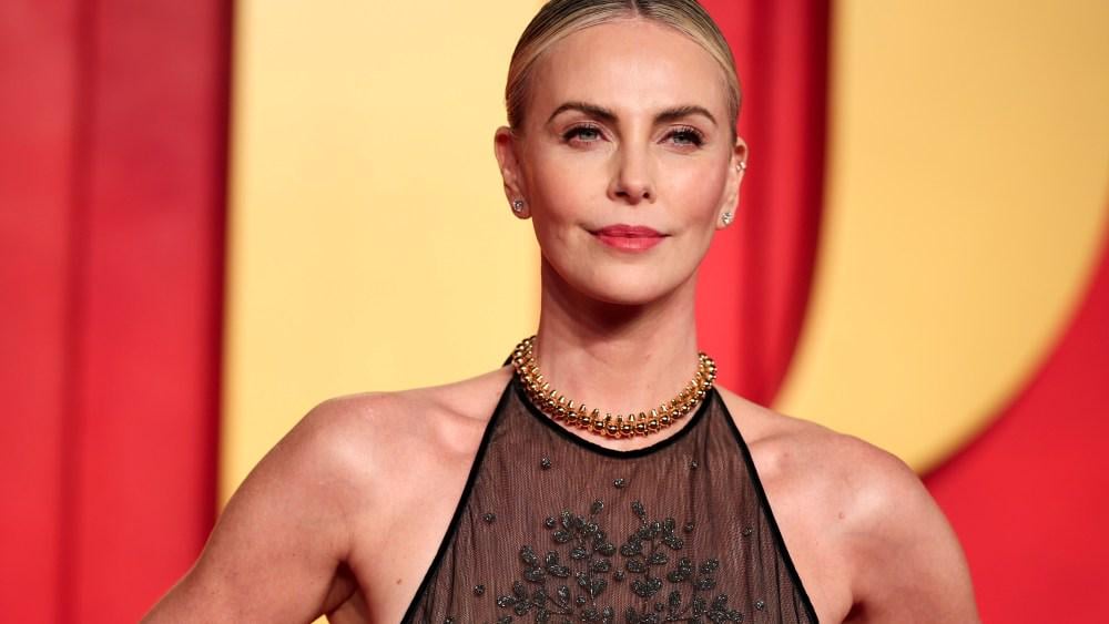 シャーリーズ・セロンは、ハリウッドが興行収入でフロップする男性にリスクを冒すが、「女性は再びチャンスを得ない」と「イライラさせる」と言います：「男たちは無料で乗車する」