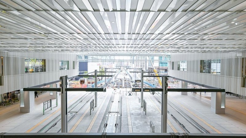 水辺に立つ新しい“広島の顔”、駅ビル「ミナモア」が開業。川と都市が交差する建築とは?【今月の建築ARCHITECTURE FILE #34】|Pen Online 水辺に立つ新しい“広島の顔”、駅ビル「ミナモア」が開業。川と都市が交差する建築とは?【今月の建築ARCHITECTURE FILE #34】|Pen Online