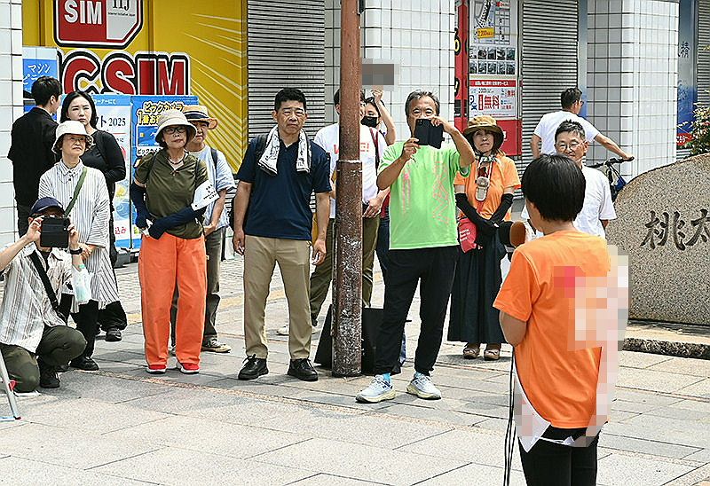 参院選の舌戦が幕を開け、街頭で支持を訴える岡山選挙区の候補者（手前）＝岡山市内（画像の一部を加工しています）