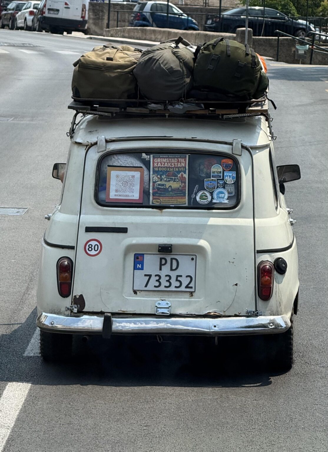 ノルウェーからカザフスタンまでの軽く16,000 kmのルノー4