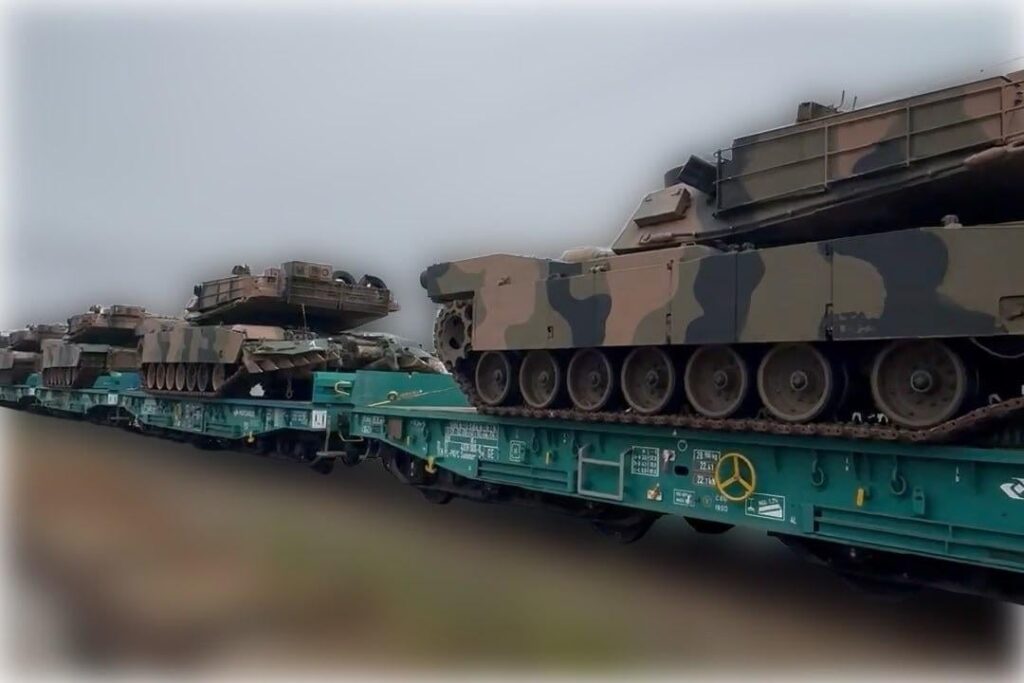 19の元オーストラリア陸軍M1A1エイブラムスのメインバトルタンク（MBTS）のポーランド鉄道による輸送、最初のバッチはウクライナに向かっています。