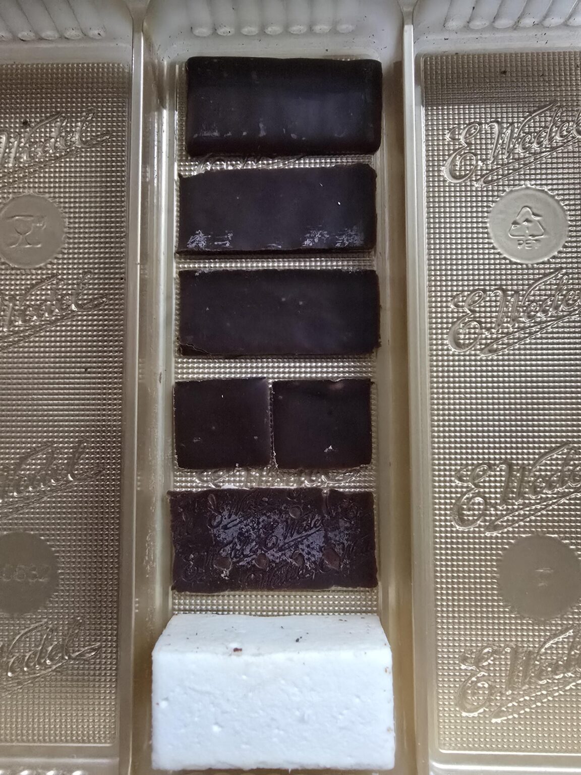 食べる前に他の誰かがPtasie Mleczkoを剥がしますか？