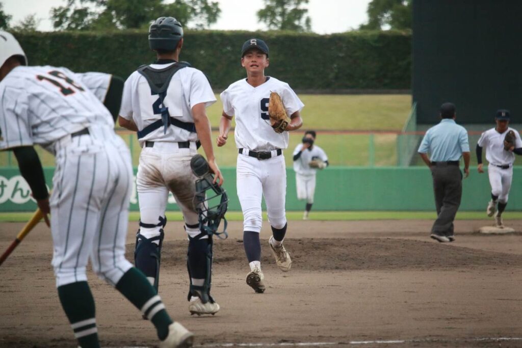 【下関商―長門】最後の打者を打ち取り、初戦を突破した下関商の選手ら＝オーヴィジョンスタジアム下関