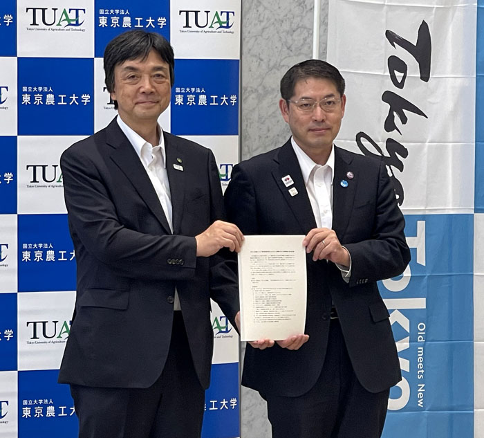 千葉一裕学長㊧と田中慎一局長