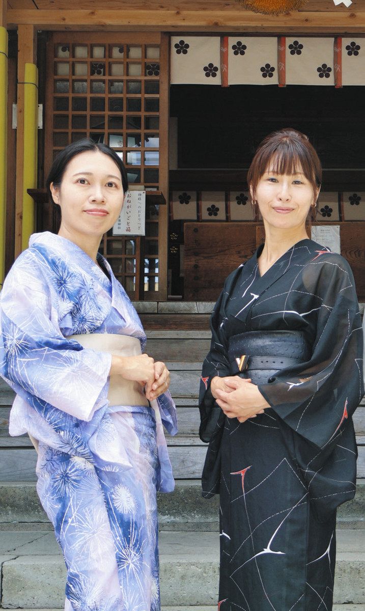 映画「宙」への来場を呼びかける西島智子さん（右）、おさかなさん＝金沢市東山の宇多須神社で
