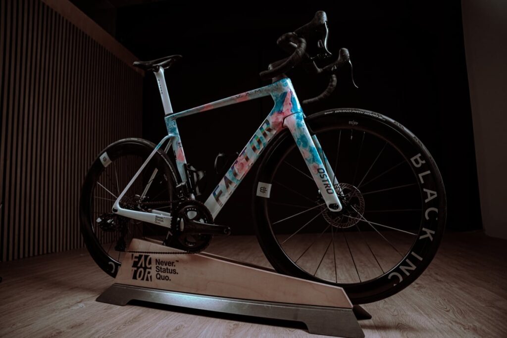 ファクターがラファ東京でツール・ド・フランス特別仕様のOSTRO VAM 2.0を展示 - 期間は7月19日～8月31日まで