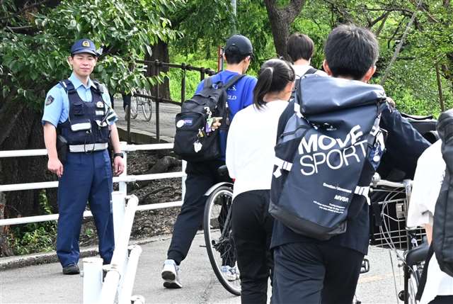 朝の通学時間帯、秋田高前で警察官が見守り 秋田市手形、１７日にクマと車衝突 - 秋田魁新報電子版