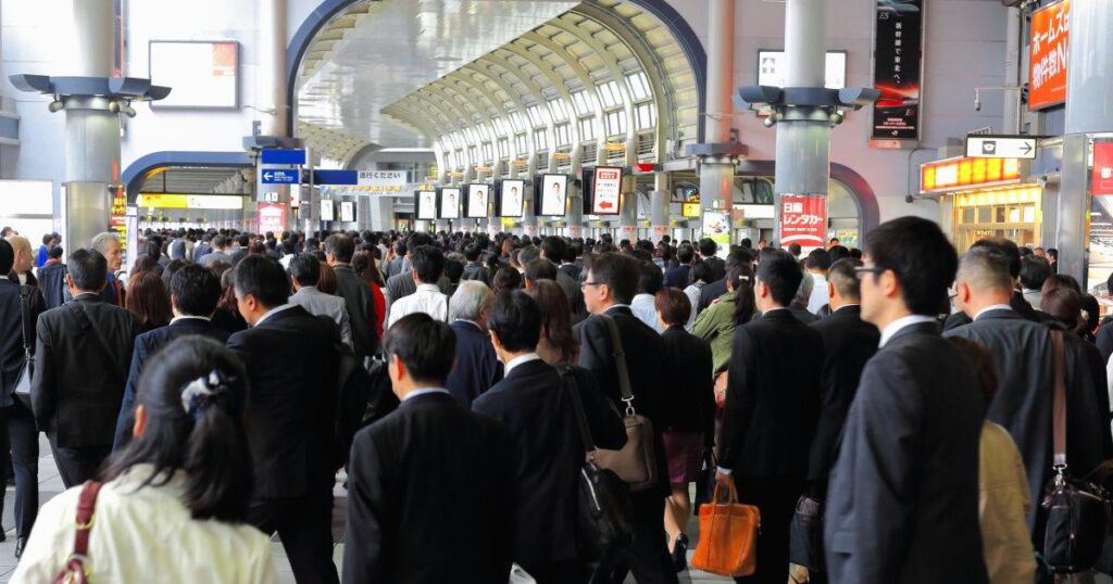 日本で起きている「未婚化と少子化を促進する悪循環」…「アンダークラスの出現」が日本社会にもたらすもの【この社会は持続不可能】